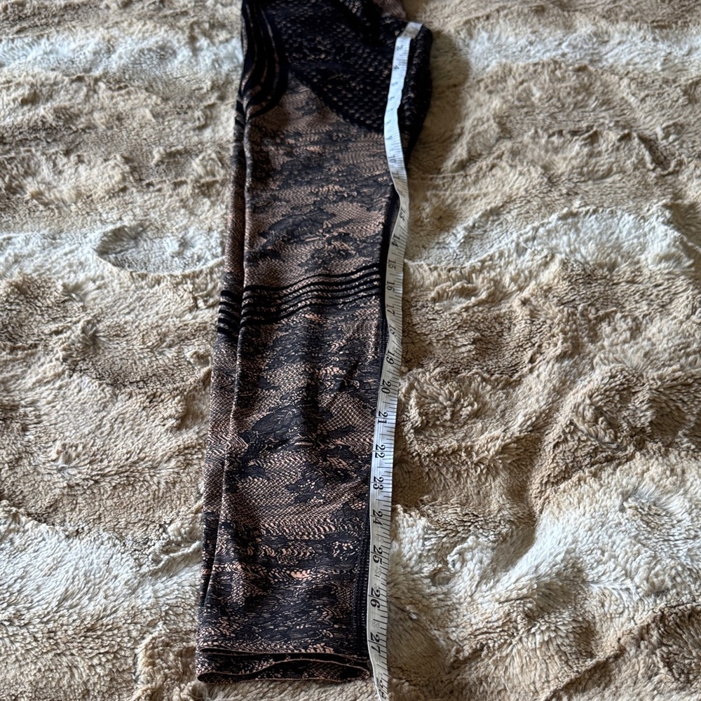 Savage X Fenty Sport by Rihanna – Flocked Lace Print Leggings (Size M, NWT) - Picture 5 of 9